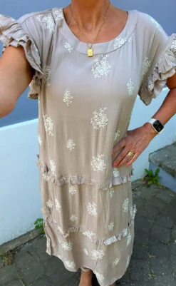New Ina Copenhagen Kjole - Dalila - Camel / White Embroidery Kjoler