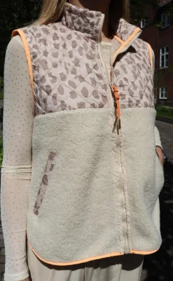 Liberte Vest - Teddy - Creme Pale Lux Leo/Neon Orange Veste