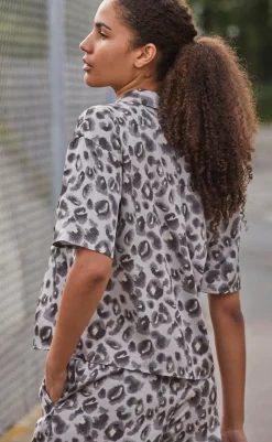 Online Love & Divine Bluse - Love1175-1 - Blurred Leo Bluser