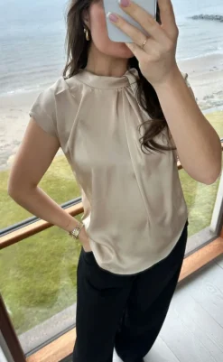 Online Top - Fleur Drapy Satin - Dark Sand T-shirts & Toppe