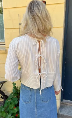 Bluse - Cornelia - Camel / White Stripe (vendbar) Bluser