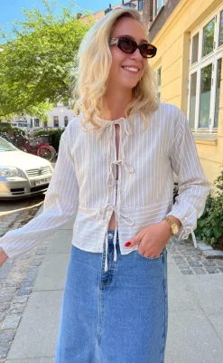 Bluse - Cornelia - Camel / White Stripe (vendbar) Bluser