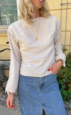 Bluse - Cornelia - Camel / White Stripe (vendbar) Bluser