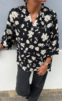 New Bluse - Datia - Black W. Beige Flowers Bluser