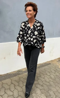 New Bluse - Datia - Black W. Beige Flowers Bluser