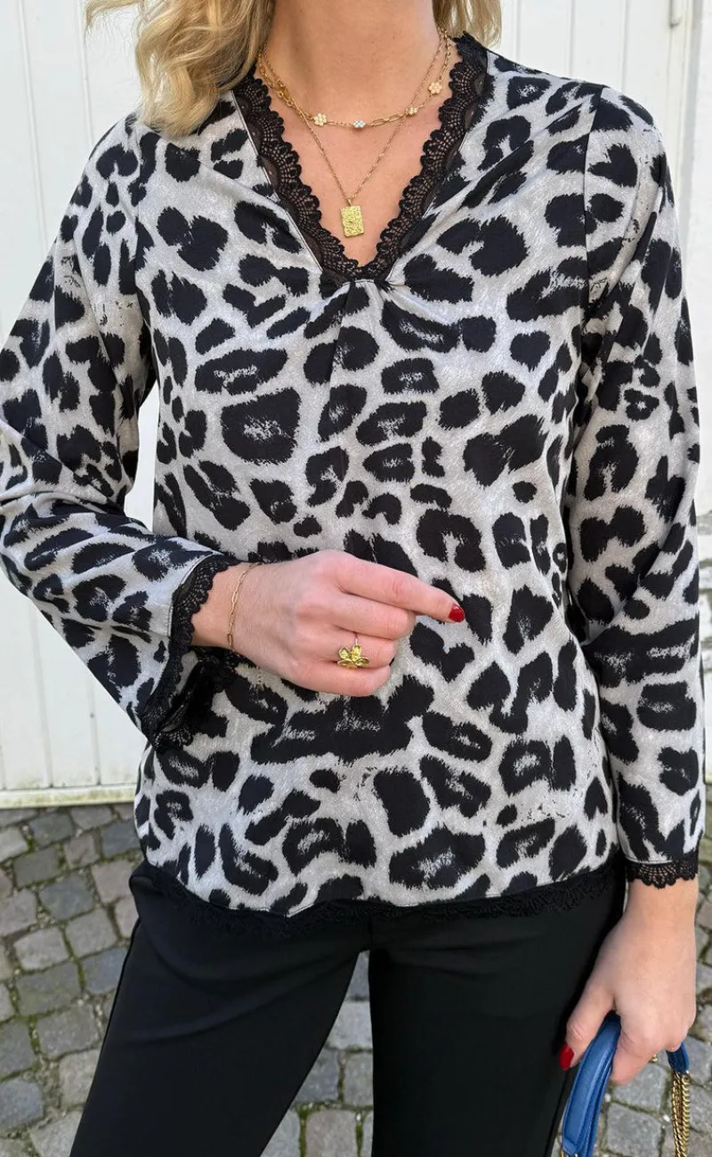 New Bluse - Safina - Grey Leopard Bluser