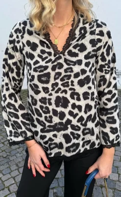 New Bluse - Safina - Grey Leopard Bluser
