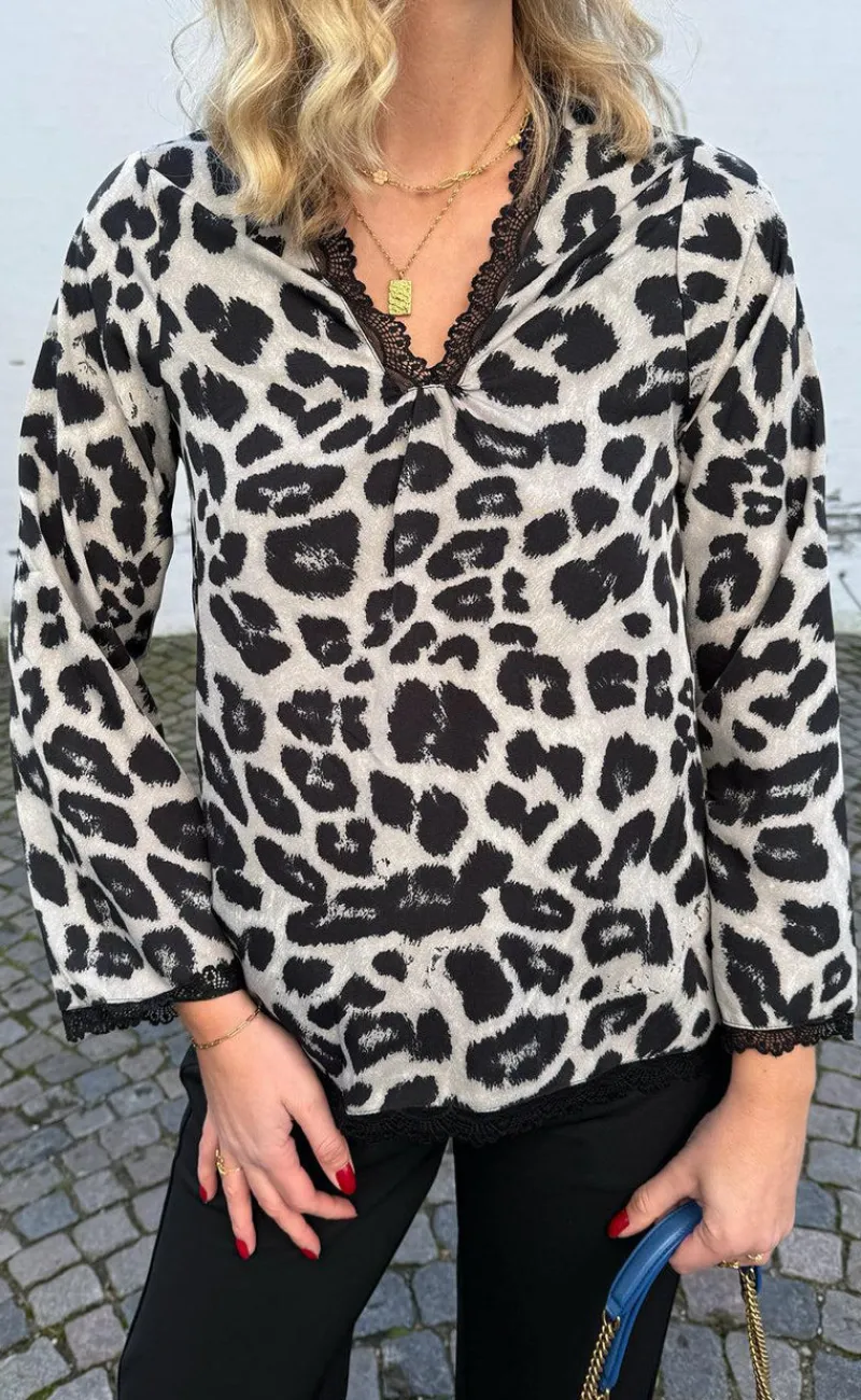 New Bluse - Safina - Grey Leopard Bluser