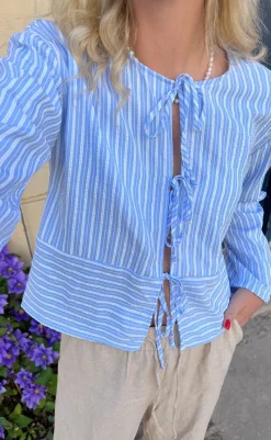 Discount Bluse - Cornelia - Blue / White Stripe (vendbar) Bluser
