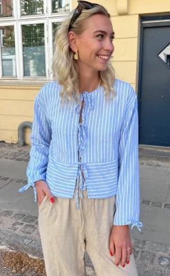 Discount Bluse - Cornelia - Blue / White Stripe (vendbar) Bluser