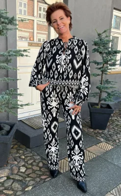 Hot Bluse - Tora - Black/White Paisley Bluser