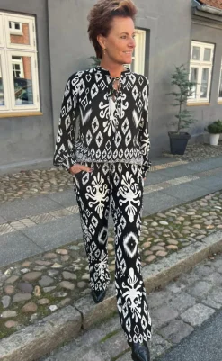 Hot Bluse - Tora - Black/White Paisley Bluser