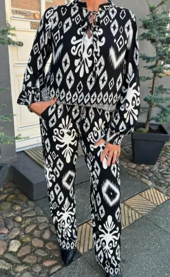 Hot Bluse - Tora - Black/White Paisley Bluser