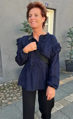 Discount Bluse - Frida - Navy Blue Broderie Anglaise Bluser