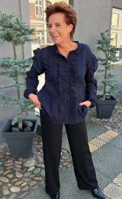 Discount Bluse - Frida - Navy Blue Broderie Anglaise Bluser