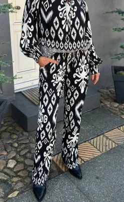 Outlet Bukser - Tora - Black/White Paisley Bukser & Jeans
