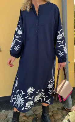 Online Kjole - Tilde Long - Navy W. Embroidery Kjoler