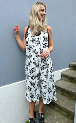 New Kjole - Nellie - White / Black Roses Kjoler