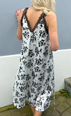 New Kjole - Nellie - White / Black Roses Kjoler