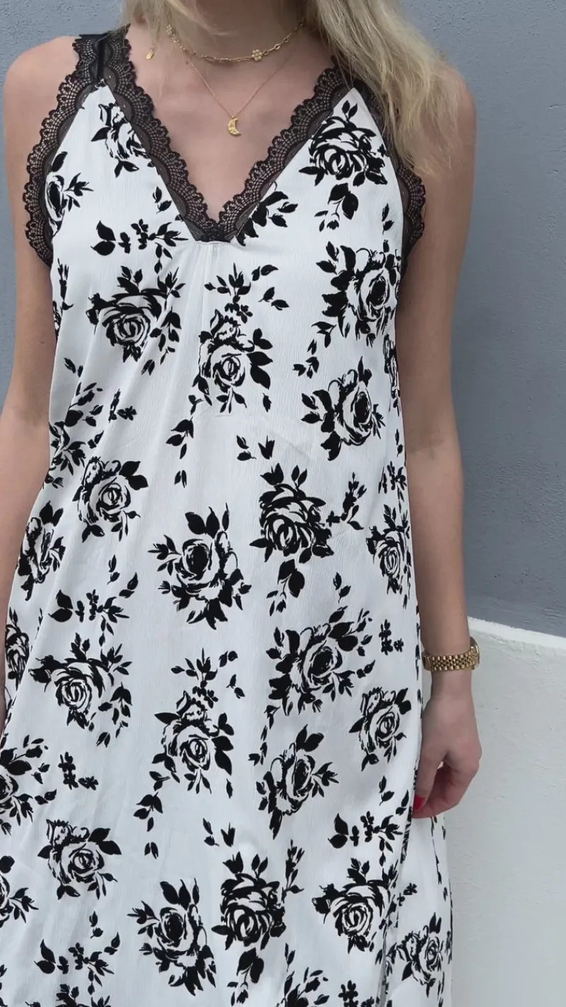 New Kjole - Nellie - White / Black Roses Kjoler
