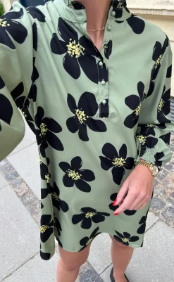 Discount Kjole - Augusta - Dusty Green/Black Flower Kjoler