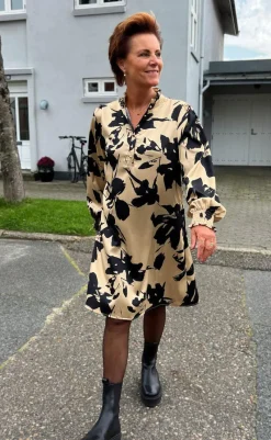 Discount Kjole - Augusta - Camel / Black Flower Kjoler