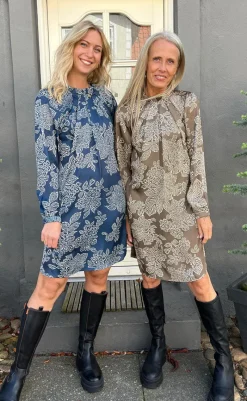 Outlet Kjole - Hazel - Navy Blue Flower Kjoler