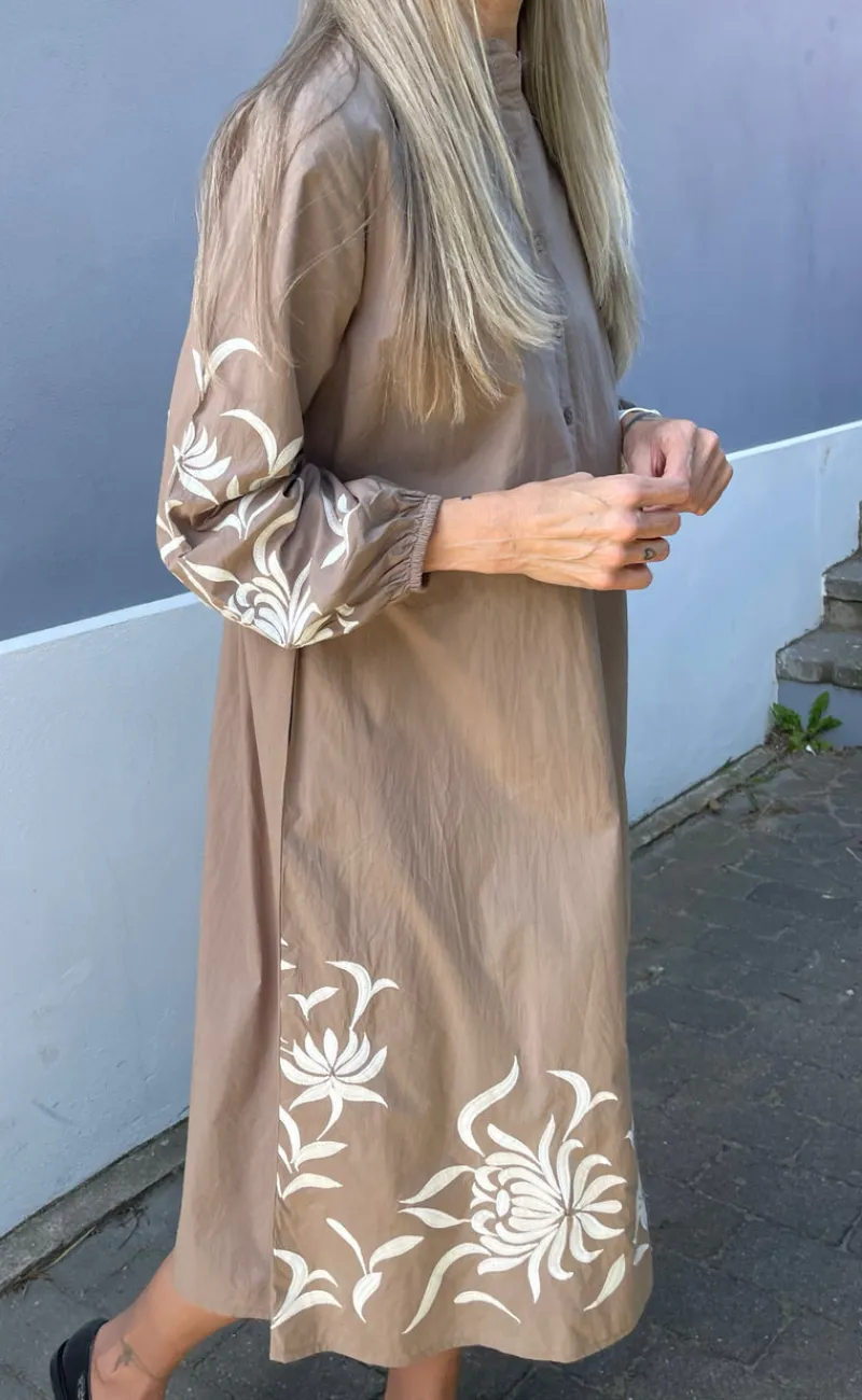 Outlet Kjole - Tilde - Light Brown W. Embroidery Kjoler