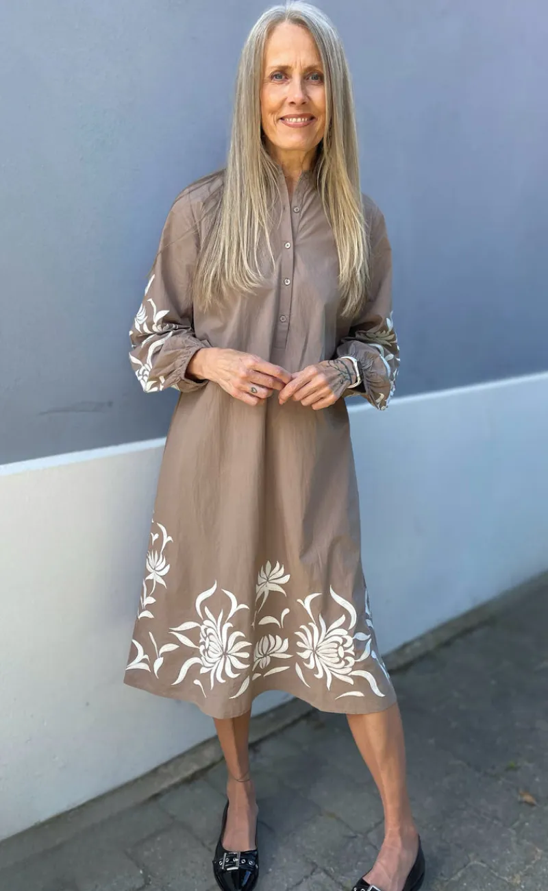 Outlet Kjole - Tilde - Light Brown W. Embroidery Kjoler