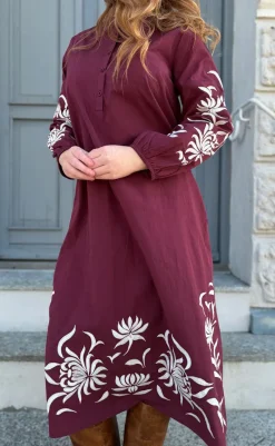 Hot Kjole - Tilde Long - Burgundy Red W. Embroidery Kjoler