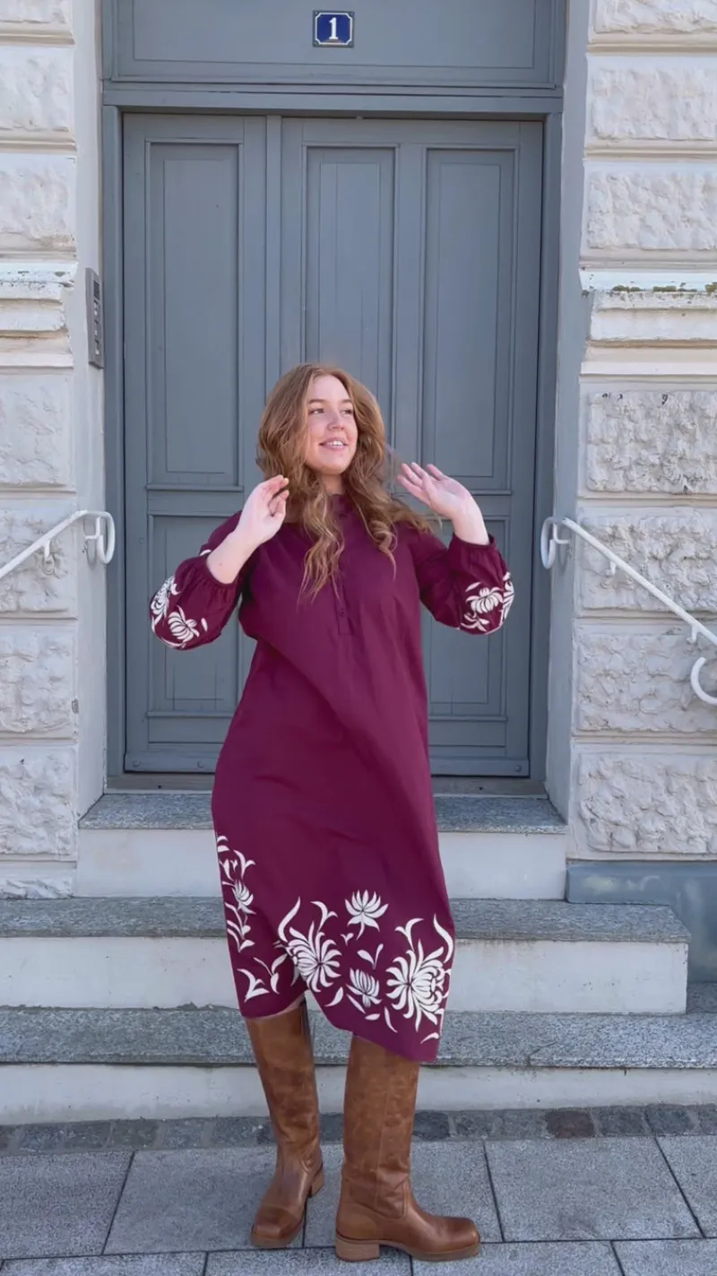 Hot Kjole - Tilde Long - Burgundy Red W. Embroidery Kjoler