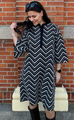 New Kjole - Zara Zig Zag - Black W. White Kjoler