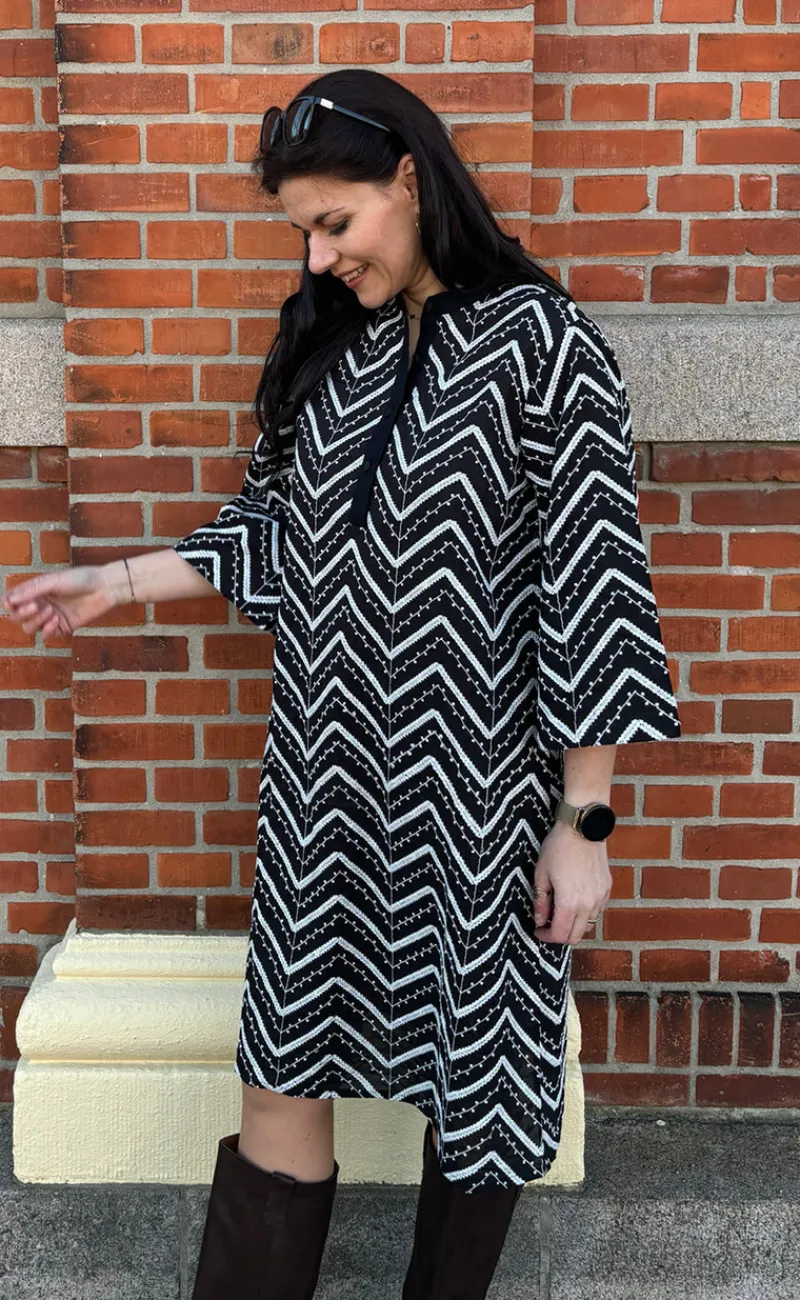 New Kjole - Zara Zig Zag - Black W. White Kjoler