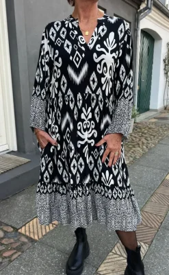 Kjole - Olinda - White / Black Paisley Kjoler