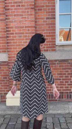 Sale Kjole - Zara Zig Zag - White W. Black Kjoler