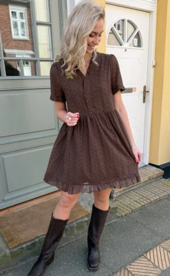 Hot Kjole - Catja Summer - Mocca Broderie Anglaise Kjoler