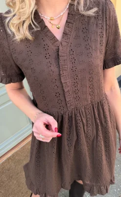 Hot Kjole - Catja Summer - Mocca Broderie Anglaise Kjoler