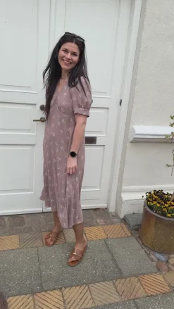 Outlet Kjole - Mirabelle - Camel W. White Flowers Kjoler