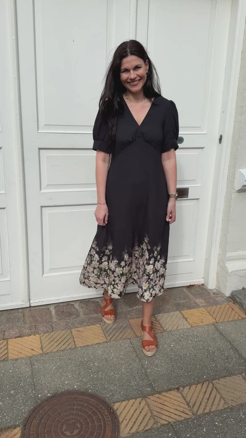 Outlet Kjole - Mirabelle - Camel W. White Flowers Kjoler