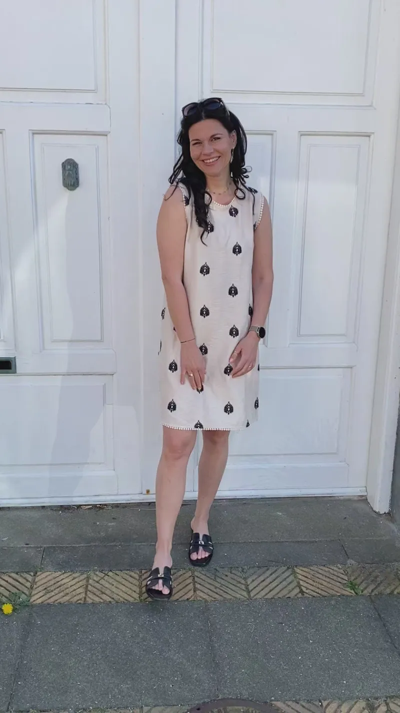 Sale Kjole - Zola - Beige W. Black Embroidery Kjoler