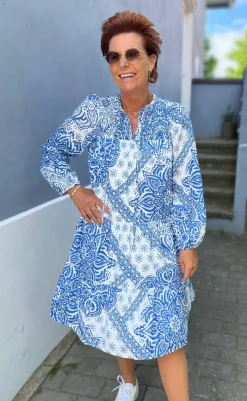 Outlet Kjole - Vanessa - White / Blue Paisley Kjoler