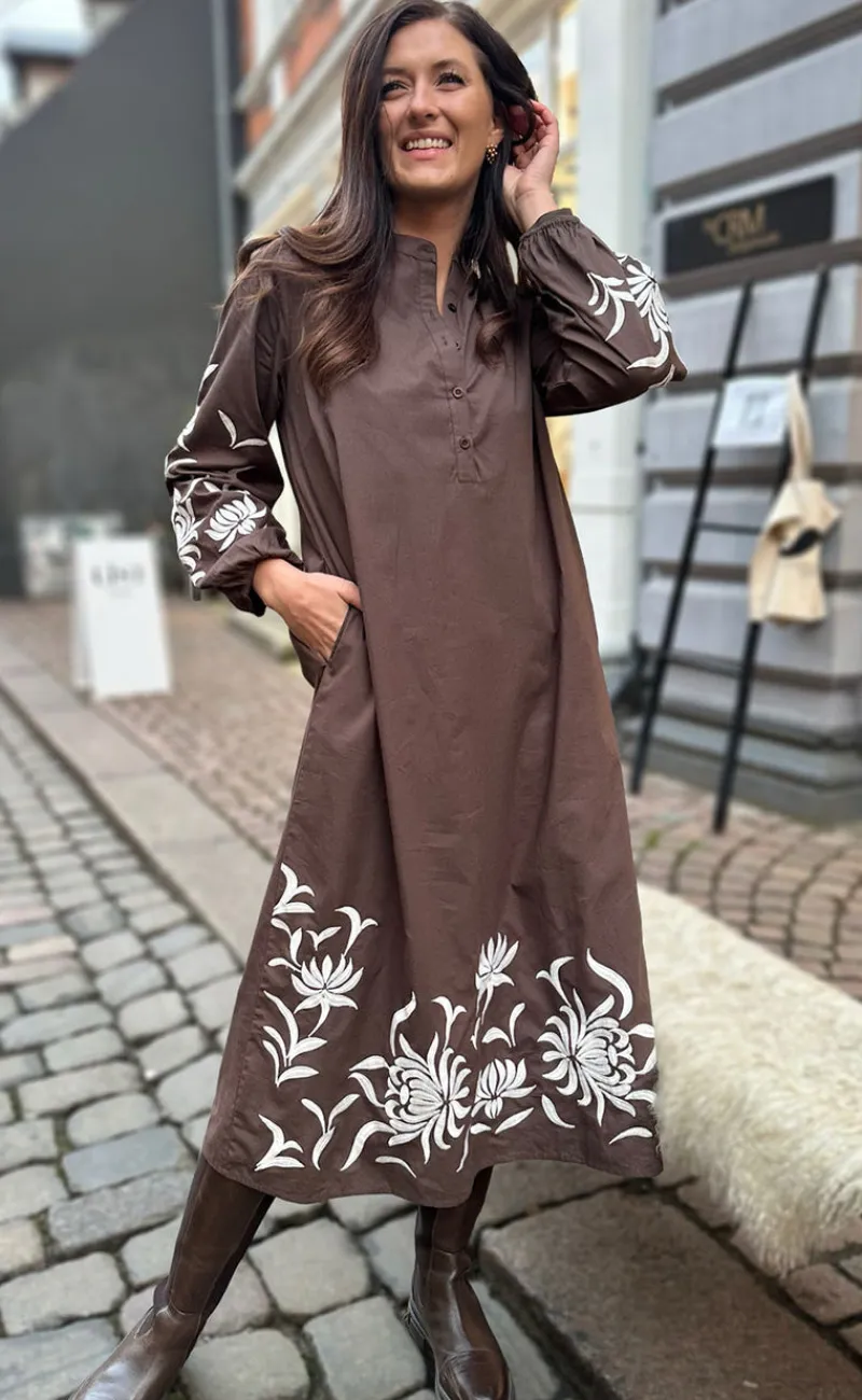 New Kjole - Tilde Long - Chocolate Brown W. Embroidery Kjoler