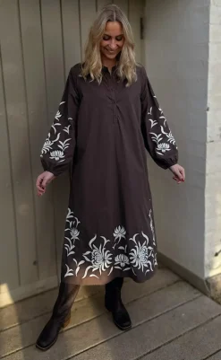 New Kjole - Tilde Long - Chocolate Brown W. Embroidery Kjoler