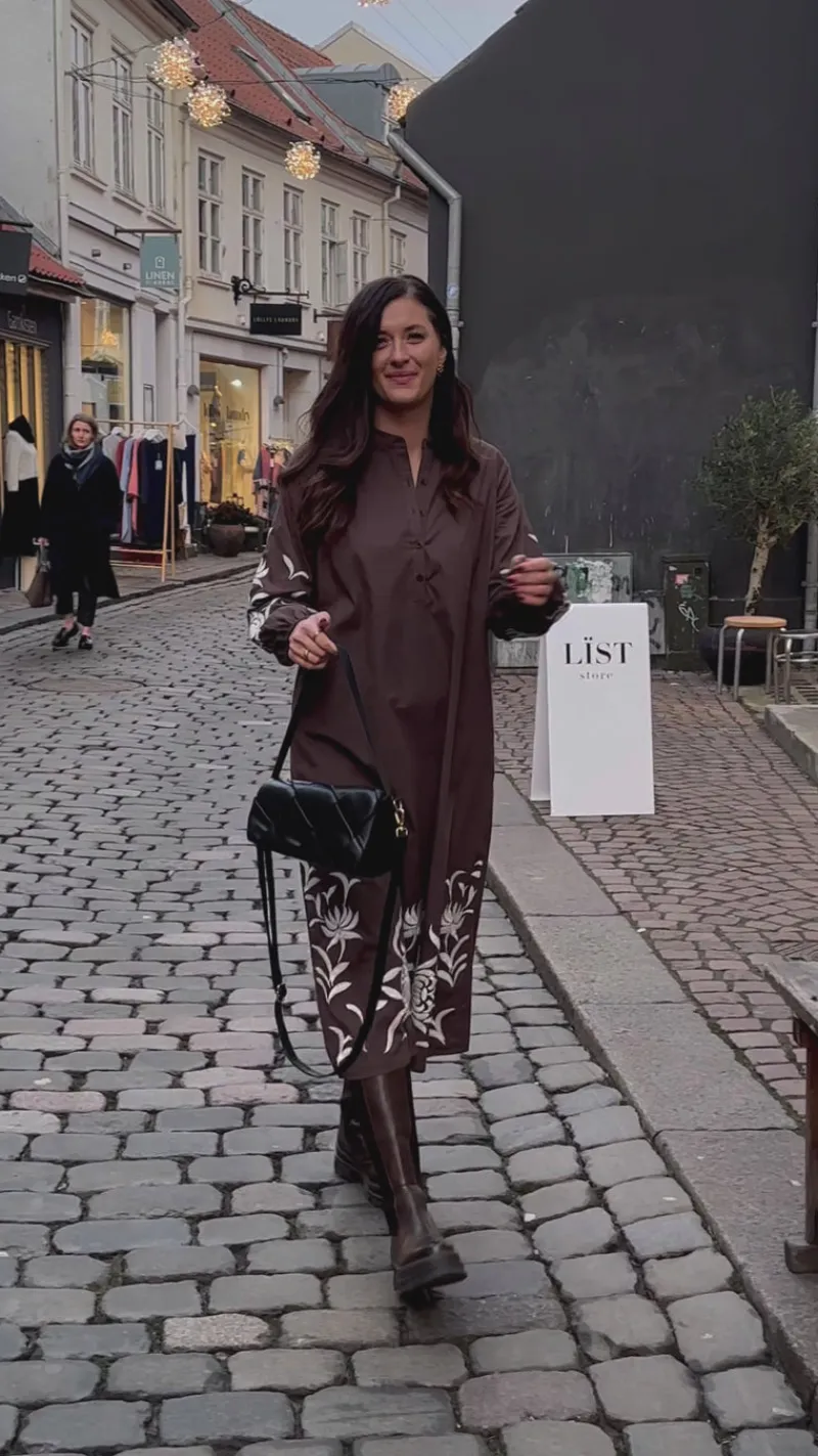 New Kjole - Tilde Long - Chocolate Brown W. Embroidery Kjoler