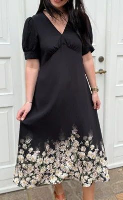 Hot Kjole - Mirabelle - Black W. Flowers Kjoler