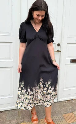 Hot Kjole - Mirabelle - Black W. Flowers Kjoler