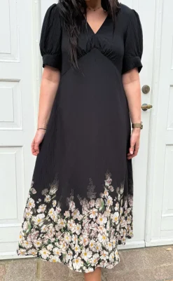Hot Kjole - Mirabelle - Black W. Flowers Kjoler