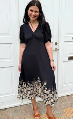 Hot Kjole - Mirabelle - Black W. Flowers Kjoler