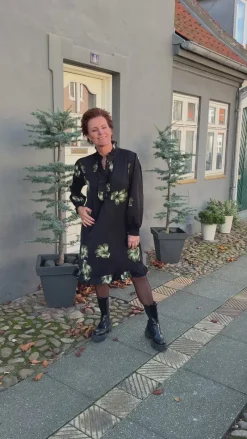 Kjole - Pia - Black W. Green Flower Kjoler