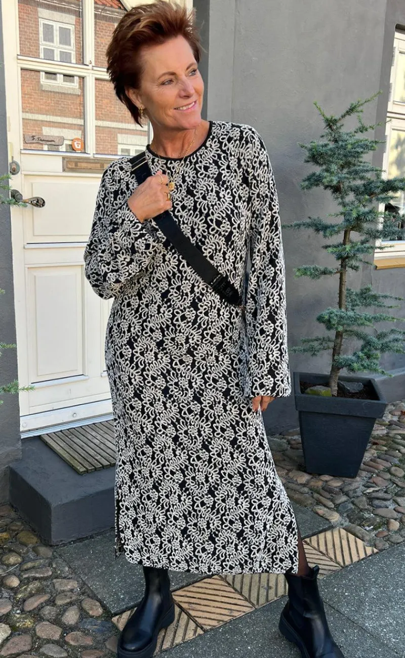 Discount Kjole - Lanza - Black W. White Paisley Kjoler